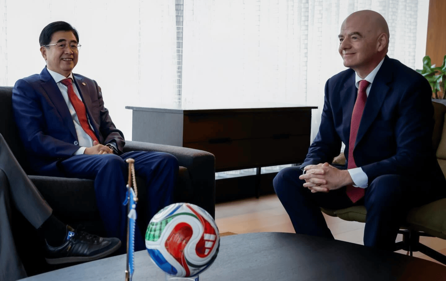 保利体育官方网站-FIFA秘书长已抵京+温格陪同！已与足协主席见面 全力劝说央视签字